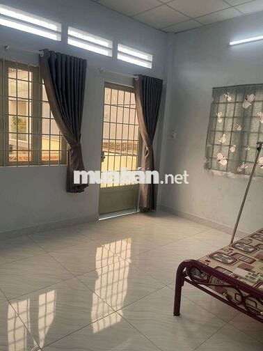 Cho thuê nhà 8tr mới tinh xem nhà thích ngay. Sân rộng hẻm oto nhỏ