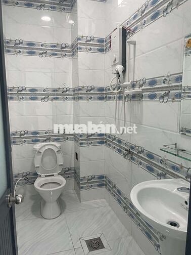 Cho thuê nhà 8tr mới tinh xem nhà thích ngay. Sân rộng hẻm oto nhỏ