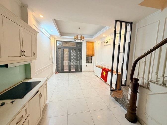 Bán gấp nhà Võng Thị. 6tầng cách hồ Tây 3phút đi bộ.