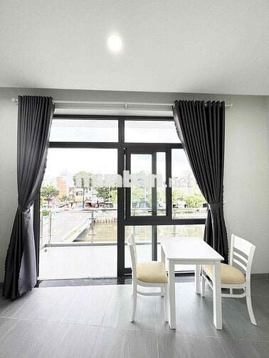 CĂN HỘ STUDIO BALCONY VIEW BỜ KÈ NGAY GA SÀI GÒN - VÒNG XOAY DÂN CHỦ