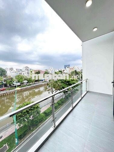 CĂN HỘ STUDIO BALCONY VIEW BỜ KÈ NGAY GA SÀI GÒN - VÒNG XOAY DÂN CHỦ