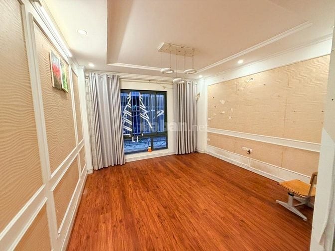 Bán gấp nhà Võng Thị. 6tầng cách hồ Tây 3phút đi bộ.