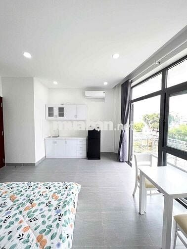 CĂN HỘ STUDIO BALCONY VIEW BỜ KÈ NGAY GA SÀI GÒN - VÒNG XOAY DÂN CHỦ