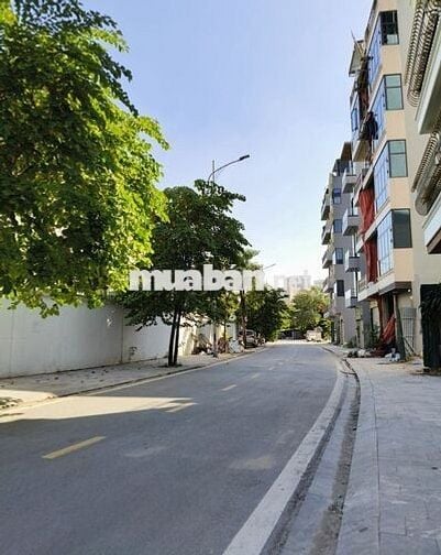 SỐC PHÂN LÔ VỈA HÈ THÊNH THANG ĐỐI DIỆN GALAXY VẠN PHÚC KINH DOANH Đih