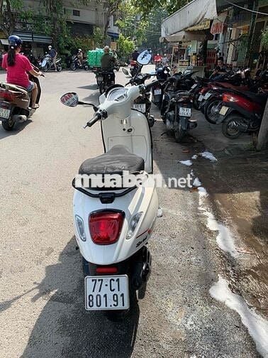 chính chủ cần bán xe vespa màu trắng