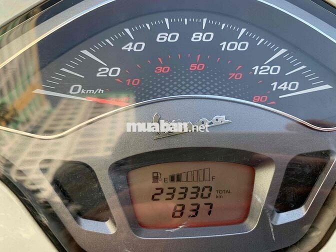 chính chủ cần bán xe vespa màu trắng