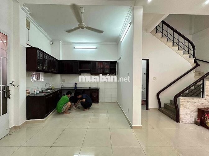 Nhà cho thuê ngang 8m kinh doanh tự do