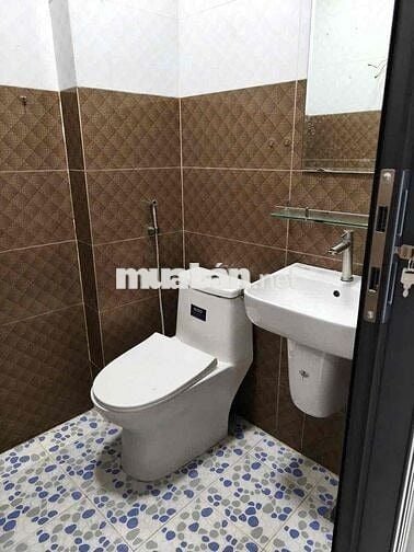 Nhà Bán . DT 2m6x12 .1 lầu 2 phòng .2 wc Phường 3 Q8