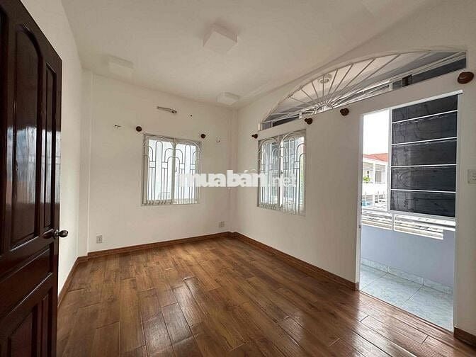 Nhà cho thuê ngang 8m kinh doanh tự do