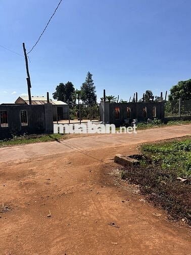 Cần bán lô đất mặt tiền đường lớn , có 300 thổ cư