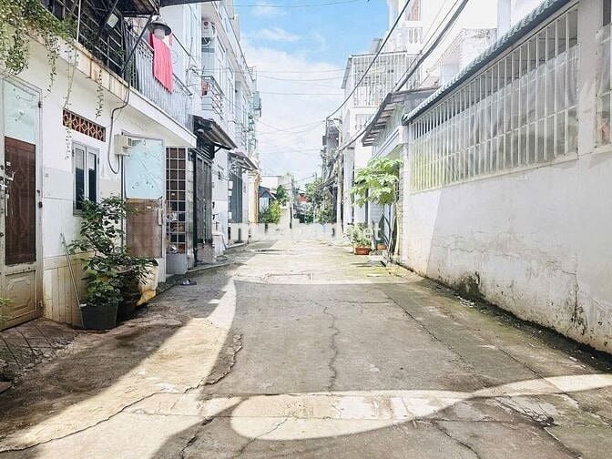 Bán căn nhà Hiệp Thành 45 hẻm xe hơi chỉ nhỉnh 3 tỷ , Dt:74m2 SHR Gấp!