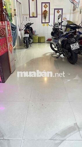 Bên Lan còn phòng này nhỏ sạch sẽ thoáng mát