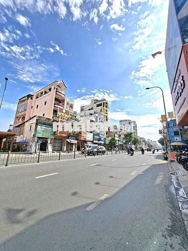 Nhà mặt tiền 1 trệt 4 lầu sân thượng, DT đất 75m2, 22 tỷ