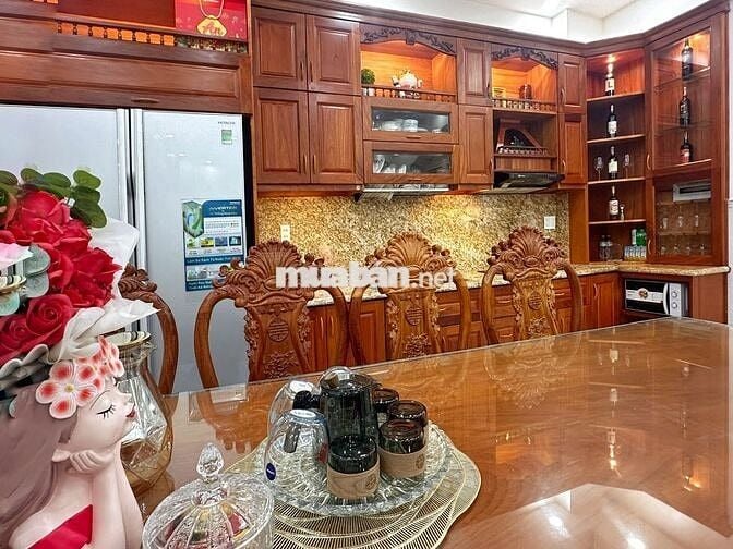 BÁN GẤP TÒA CHDV 9x19 GIA ĐÌNH Ở NHƯ BIỆT THỰ VÀ THU NHẬP 120TR/THÁNG