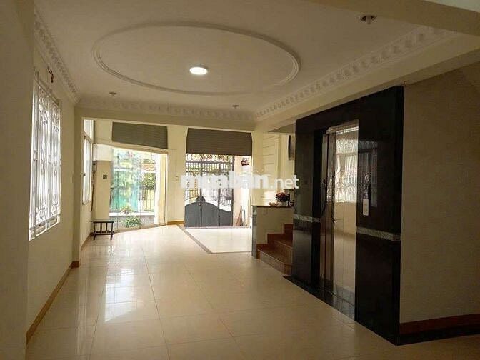 MẶT TIỀN TOÀ NHÀ SANG TRỌNG CÓ THANG MÁY