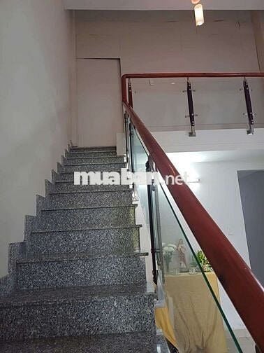 Cho thuê nhà tx 52 dt 117m sân xe hơi giá 6tr