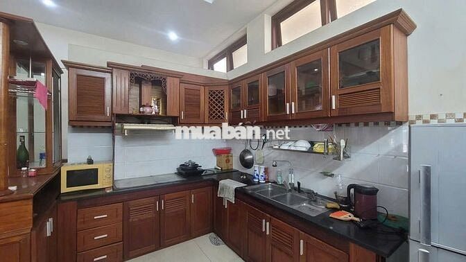 Cho thuê nhà có sân vườn đường Cách Mạng Tháng Tám