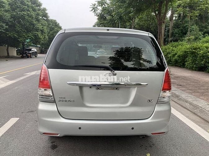 Toyota Innova 2010 V 157.000 km Xám