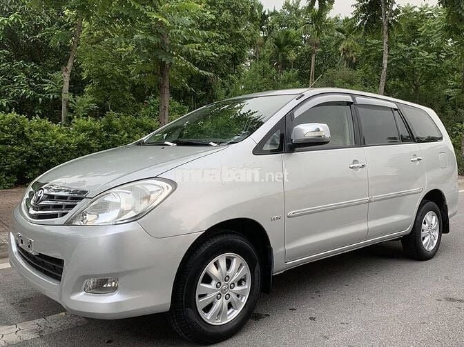 Toyota Innova 2010 V 157.000 km Xám