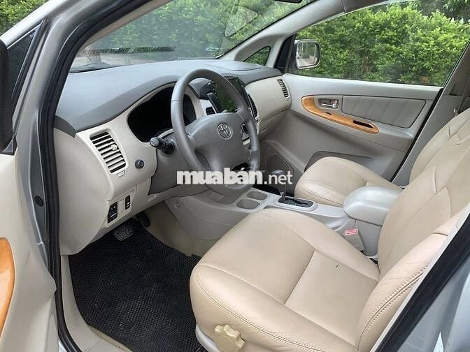 Toyota Innova 2010 V 157.000 km Xám