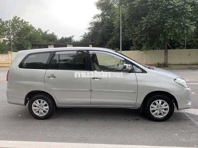 Toyota Innova 2010 V 157.000 km Xám