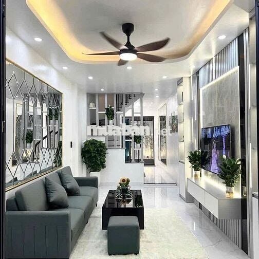 Căn hoa hậu, giá hậu đậu, nhà mới 40m2, 2 thoáng, 100m ra Khâm Thiên