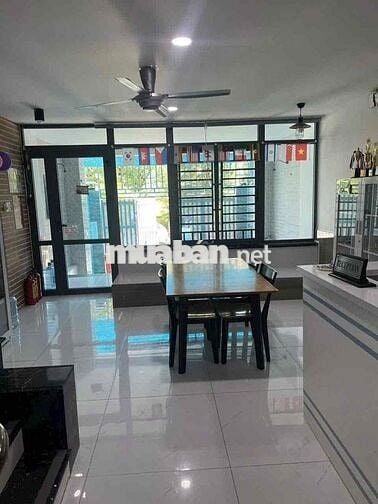 cần bán gấp nhà kdc phước kiển a, có hầm, view công viên