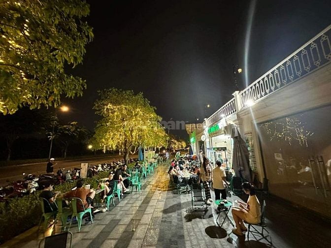 NHÂN VIÊN PHỤC VỤ QUÁN CHÈ, TRÀ SỮA TẠI CV NHẠC NƯỚC VẠN PHÚC, TPHCM