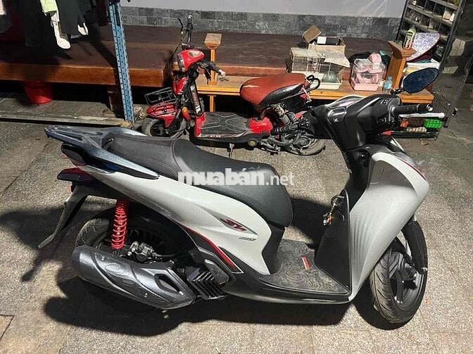 Xe SH mới mua, chỉ chạy từ hãng về.