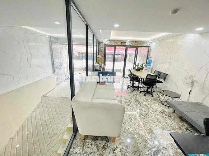 CHO THUÊ MẶT BẰNG KINH DOANH VỊ TRÍ NGAY TRUNG TÂM CÓ HẦM XE GẦN Q.1