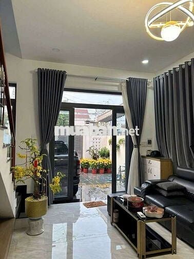 Ông anh họ gửi nhờ em bán gấp căn nhà giá ngộp để trả nợ ngân hàng