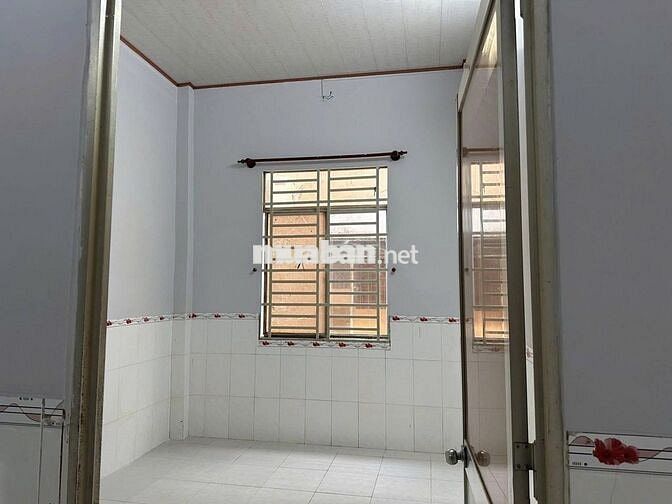 Chủ gửi bán gấp căn nhà mặt tiền 100m2 gần chợ 640 triệu thương lượng