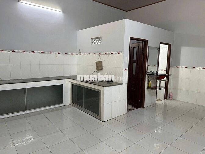 Chủ gửi bán gấp căn nhà mặt tiền 100m2 gần chợ 640 triệu thương lượng