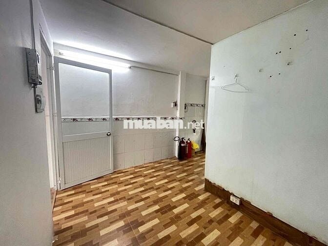 Mặt Bằng Kinh doanh Nguyễn Thị Thập sầm uất và có gác để đồ tiện kd