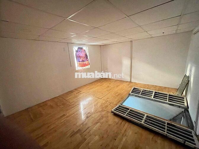 Mặt Bằng Kinh doanh Nguyễn Thị Thập sầm uất và có gác để đồ tiện kd