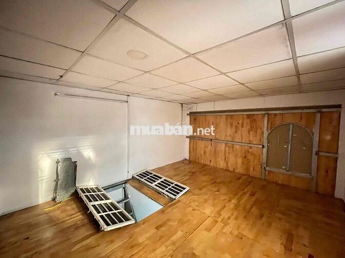 Mặt Bằng Kinh doanh Nguyễn Thị Thập sầm uất và có gác để đồ tiện kd