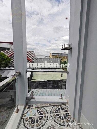 Nhà Trệt Lầu Mới 2pn sẵn 2 máy lạnh hẻm Đường 30/4