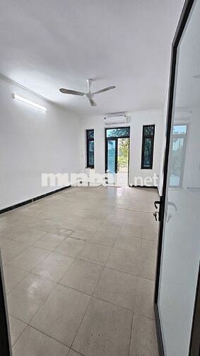 Nhà liền kề phố Trần Kim Xuyến. DT 100m2 x 5 tầng đường rộng 10m