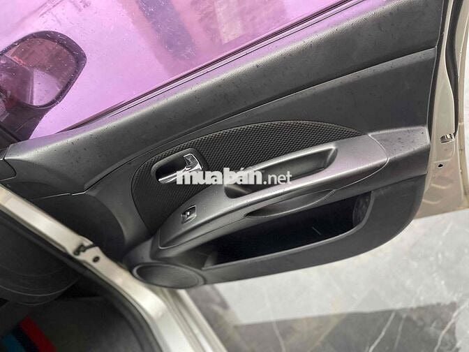 ae cần xe 5 chỗ đi lại ủng hộ e,xe ở vinh