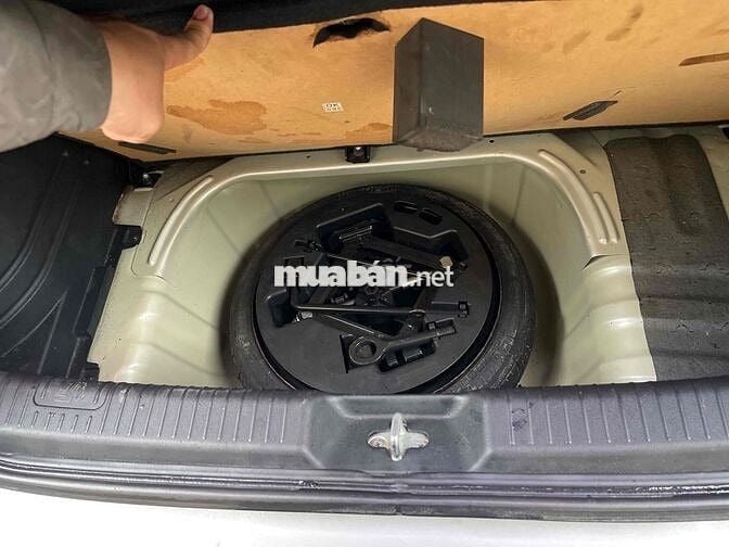 ae cần xe 5 chỗ đi lại ủng hộ e,xe ở vinh