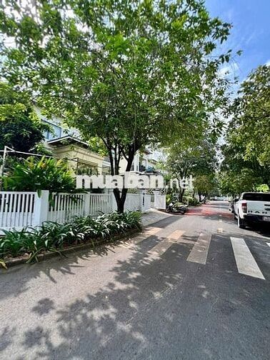 BIỆT THỰ MỚI ĐẸP,DT15*20M,1LAU,3PN,4WC,KHU DÂNCƯAN NINH TỐT CÓ BẢO VỆ