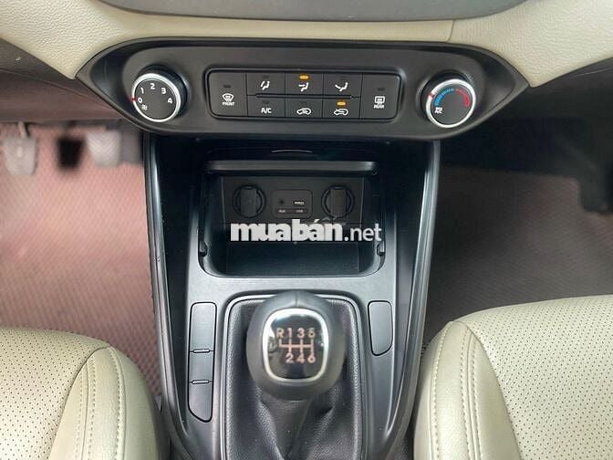 Kia Rondo 2019 số sàn màu trắng