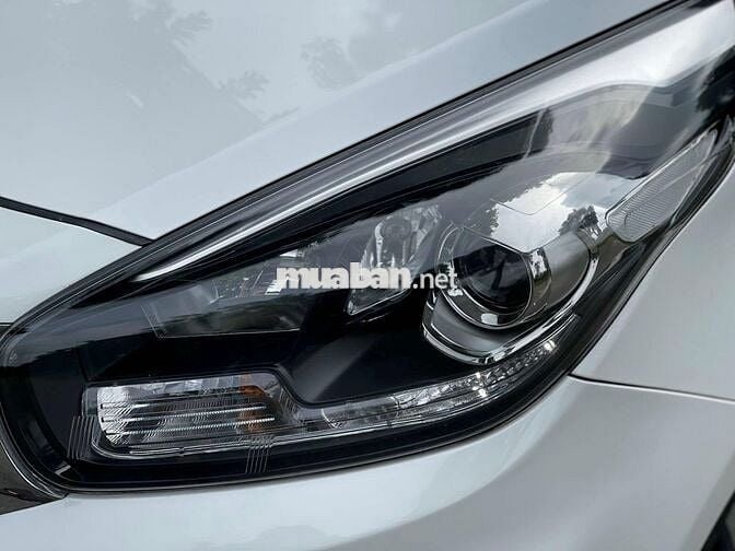 Kia Rondo 2019 số sàn màu trắng