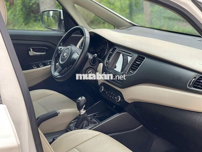 Kia Rondo 2019 số sàn màu trắng