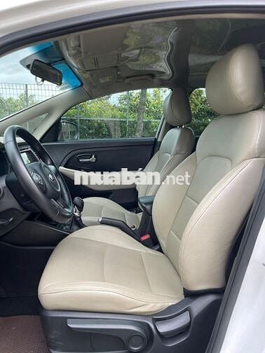 Kia Rondo 2019 số sàn màu trắng