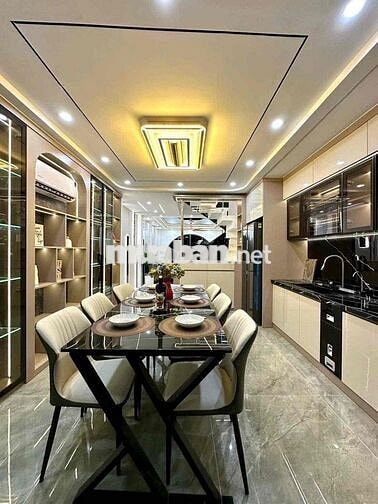 Nhà Mới Xây Đẹp DT 250m2 1Trệt 1Lửng 3Lầu 4Pn 6Wc Vỉa Hè Full Nội Thất