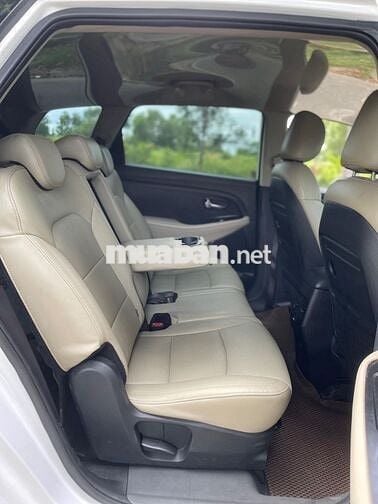 Kia Rondo 2019 số sàn màu trắng