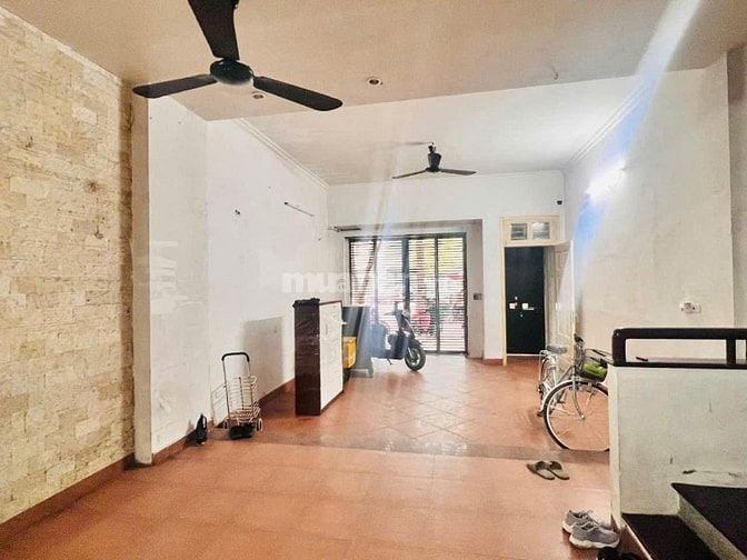 TRUNG KÍNH – CẦU GIẤY – PHÂN LÔ – VỈA HÈ – Ô TÔ TRÁNH – KINH DOANH.