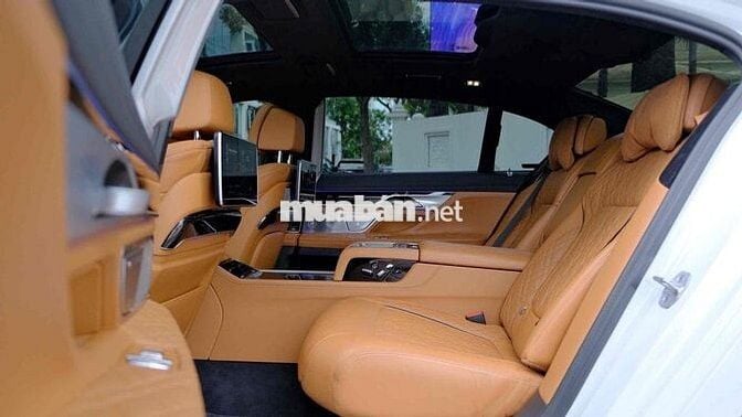 BMW 7 Series 2021 740Li - 19999 km Bank 90%