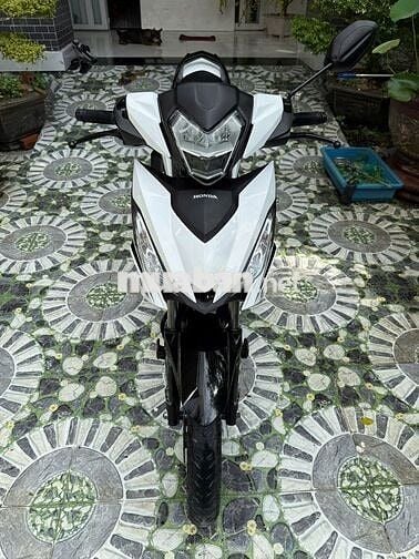 Winner V1 trắng 2016